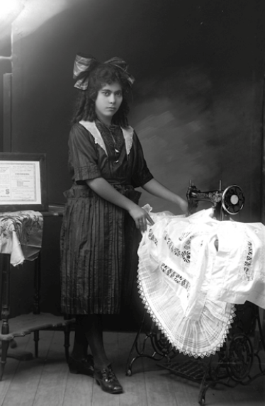 Ana Julia Naranjo, junto a una máquina y un diploma de la empresa Singer. Fotografía Rodríguez, 1922. Archivo Fotográfico BPP
